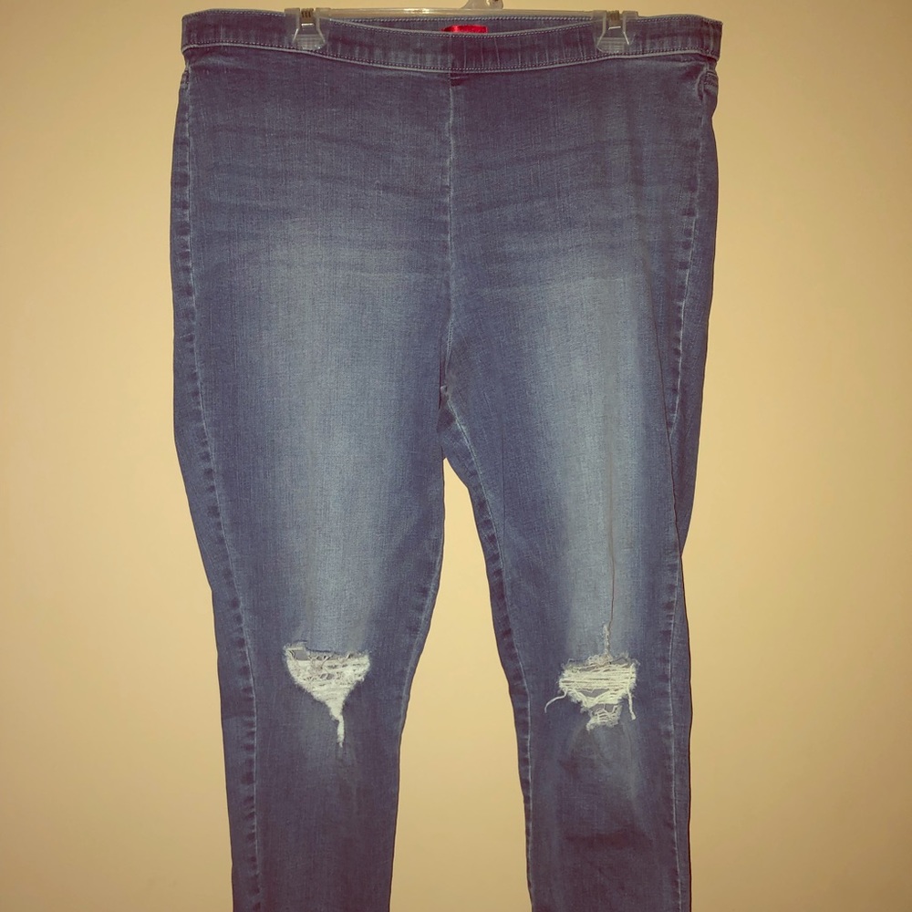 Jennifer Lopez Distressed Jeans 👖